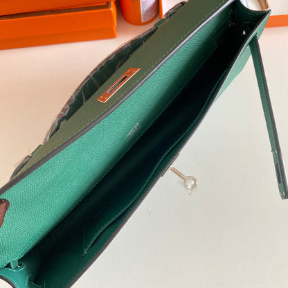 KELLY CUT 31 IN GREEN FOREST CALFSKIN WITH SILVER HARDWARE