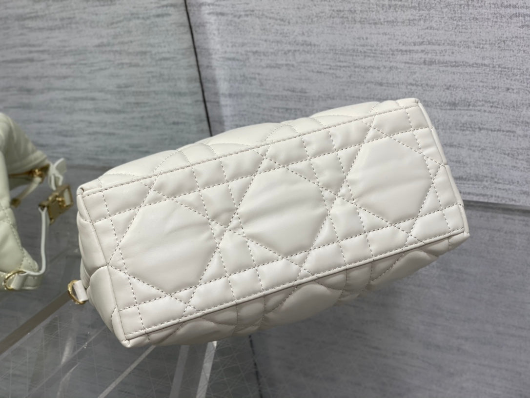 TRAVEL NOMAD POUCH 22 IN WHITE MACROCANNAGE LAMBSKIN GOLD HARDWARE