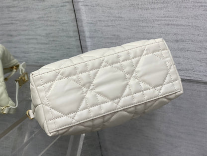 TRAVEL NOMAD POUCH 22 IN WHITE MACROCANNAGE LAMBSKIN GOLD HARDWARE
