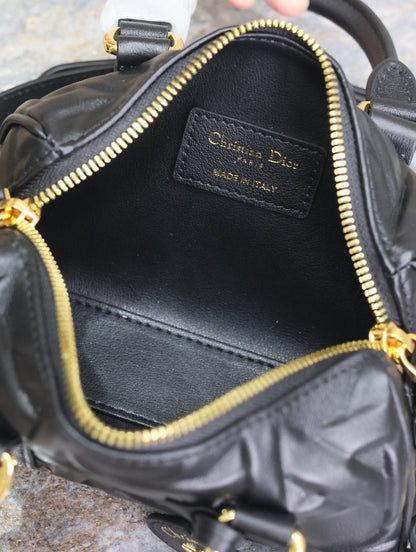MINI GROOVE BAG 16 IN BLACK MACROCANNAGE CALFSKIN WITH GOLD HARDWARE