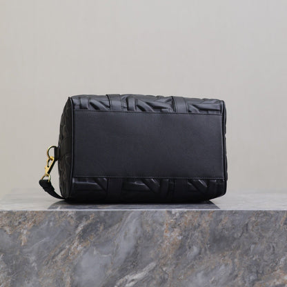 GROOVE BAG 25 IN BLACK MACROCANNAGE CALFSKIN WITH GOLD HARDWARE