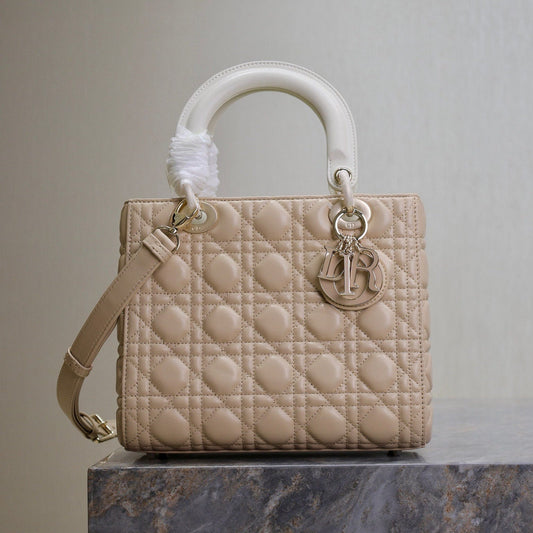 MEDIUM LADY BAG 24 IN POWDER BEIGE QUILTED MACROCANNAGE CALFSKIN METAL CHARM