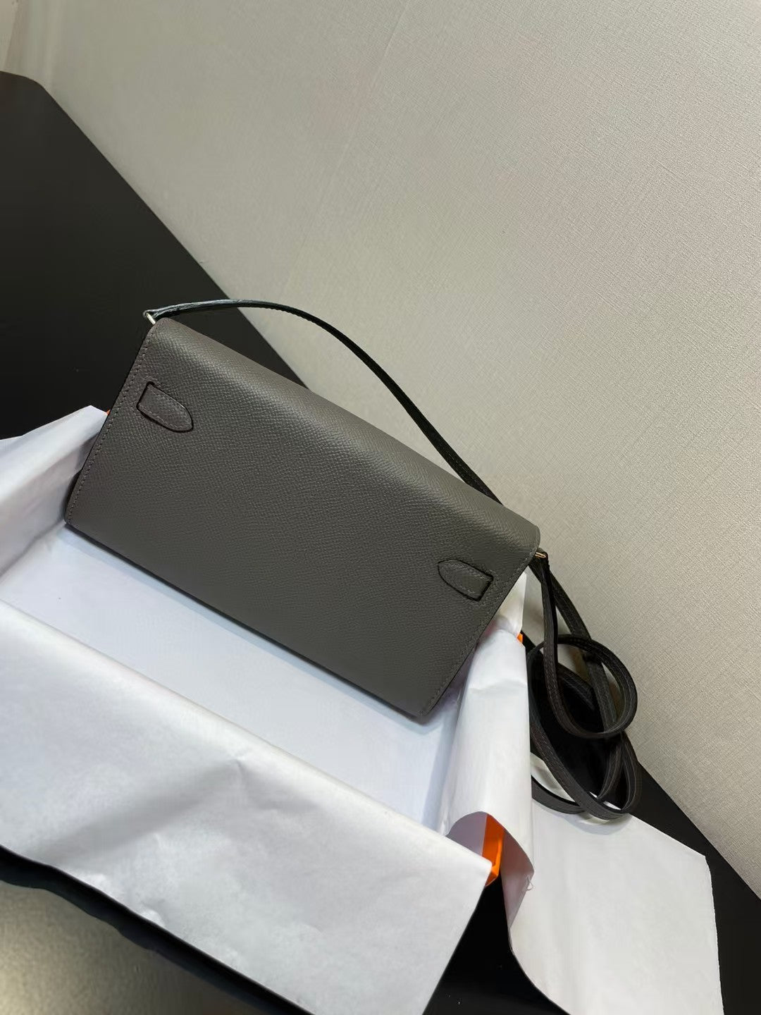 KELLY CLASSIQUE TO GO WALLET EPSOM 20 IN GREY WITH GOLD HARDWARE