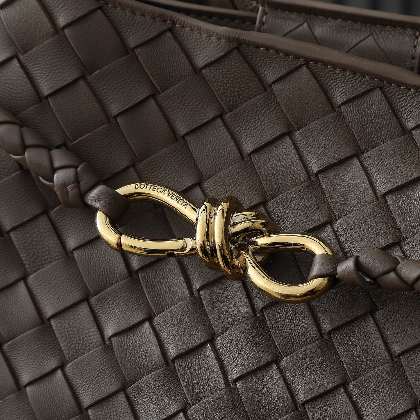 BOTTEGA VENETA 25S LARGE ANDIAMO 42 IN DARK BROWN CALFSKIN GOLD HARDWARE