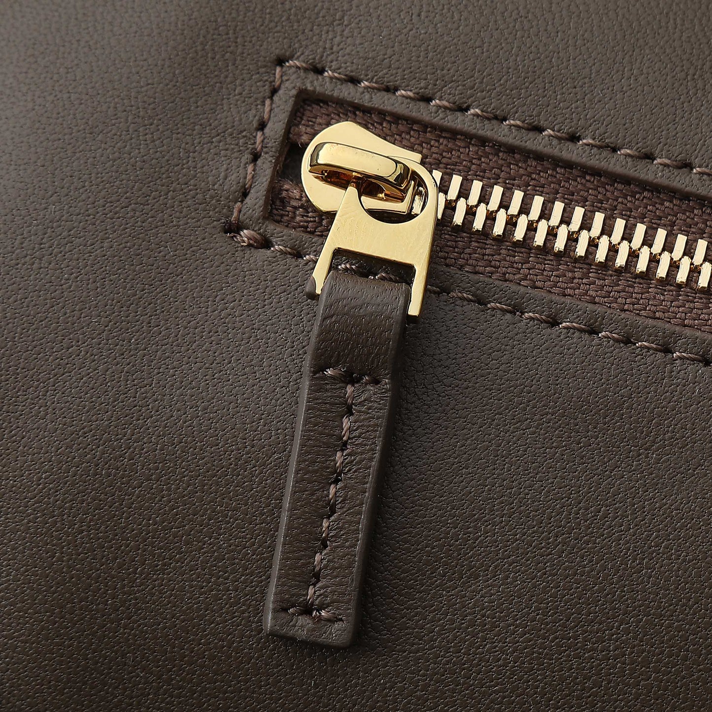 BOTTEGA VENETA 25S LARGE ANDIAMO 42 IN DARK BROWN CALFSKIN GOLD HARDWARE