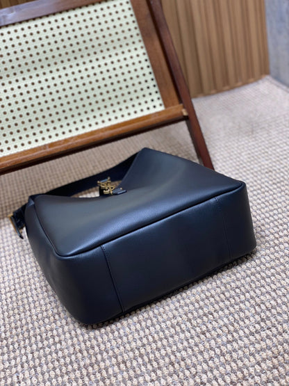 LE 5 À 7 LARGE SUPPLE BAG 31 IN NAVY BLUE CALFSKIN