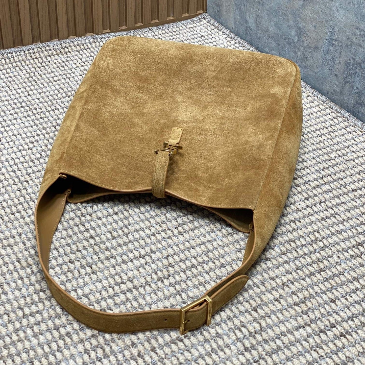 LE 5 À 7 SUPPLE BAG 31 IN PEANUT BROWN SUEDE