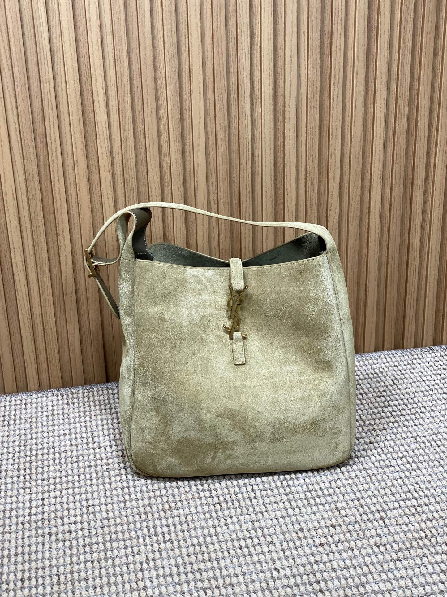 LE 5 À 7 SUPPLE BAG 31 IN KHAKI BROWN SUEDE