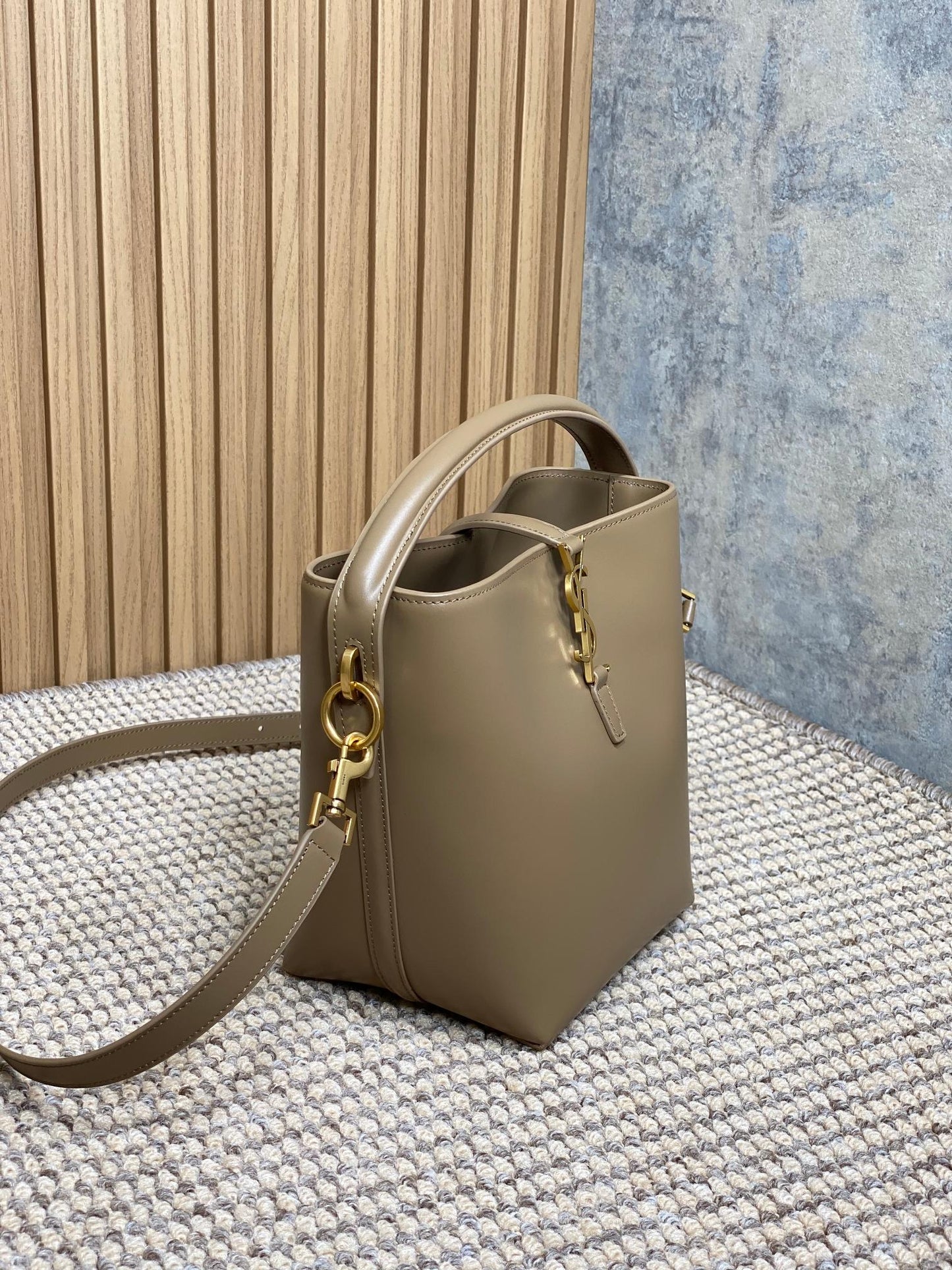 LE 37 SMALL BUCKET BAG 20 IN CEDAR BROWN CALFSKIN GOLD HARDWARE