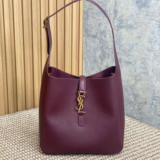 LE 5 À 7 SMALL SUPPLE 22 IN GRAPE PURPLE CALFSKIN GOLD BUCKLE