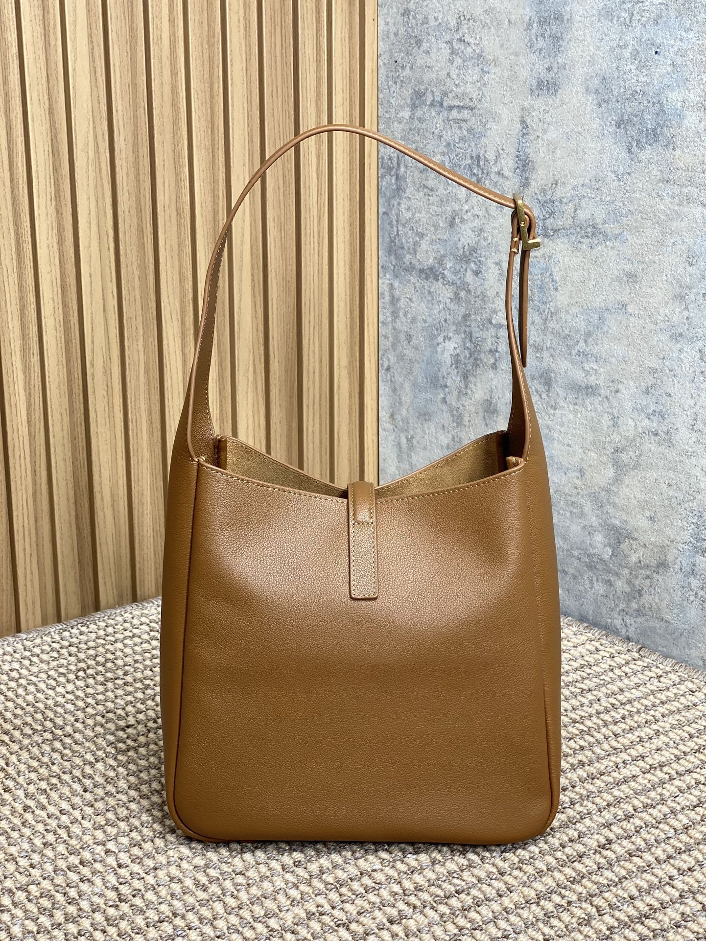 LE 5 À 7 SMALL SUPPLE 22 IN TORTILLA BROWN CALFSKIN GOLD BUCKLE