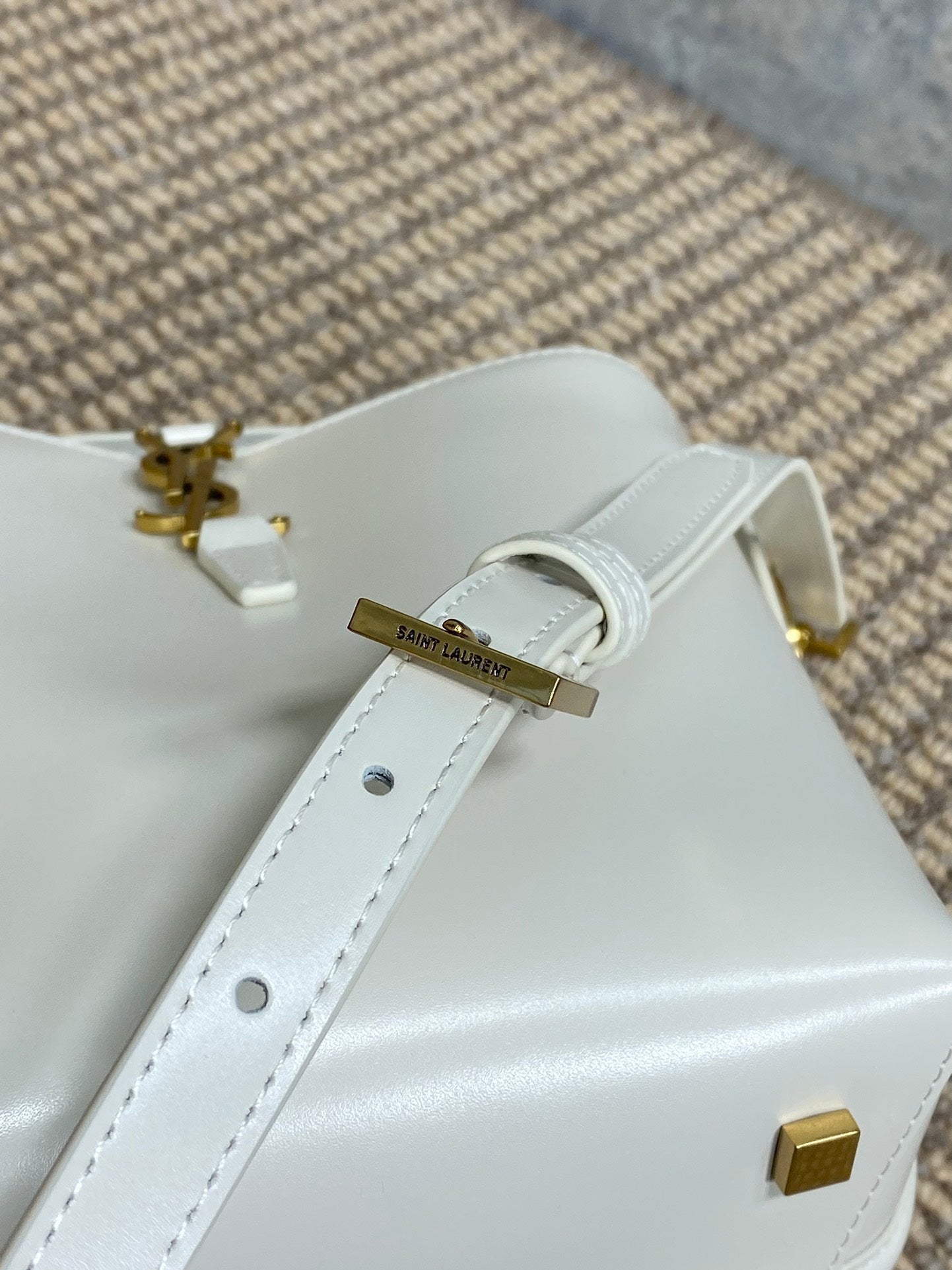 LE 37 SMALL BUCKET BAG 20 IN WHITE CALFSKIN GOLD HARDWARE