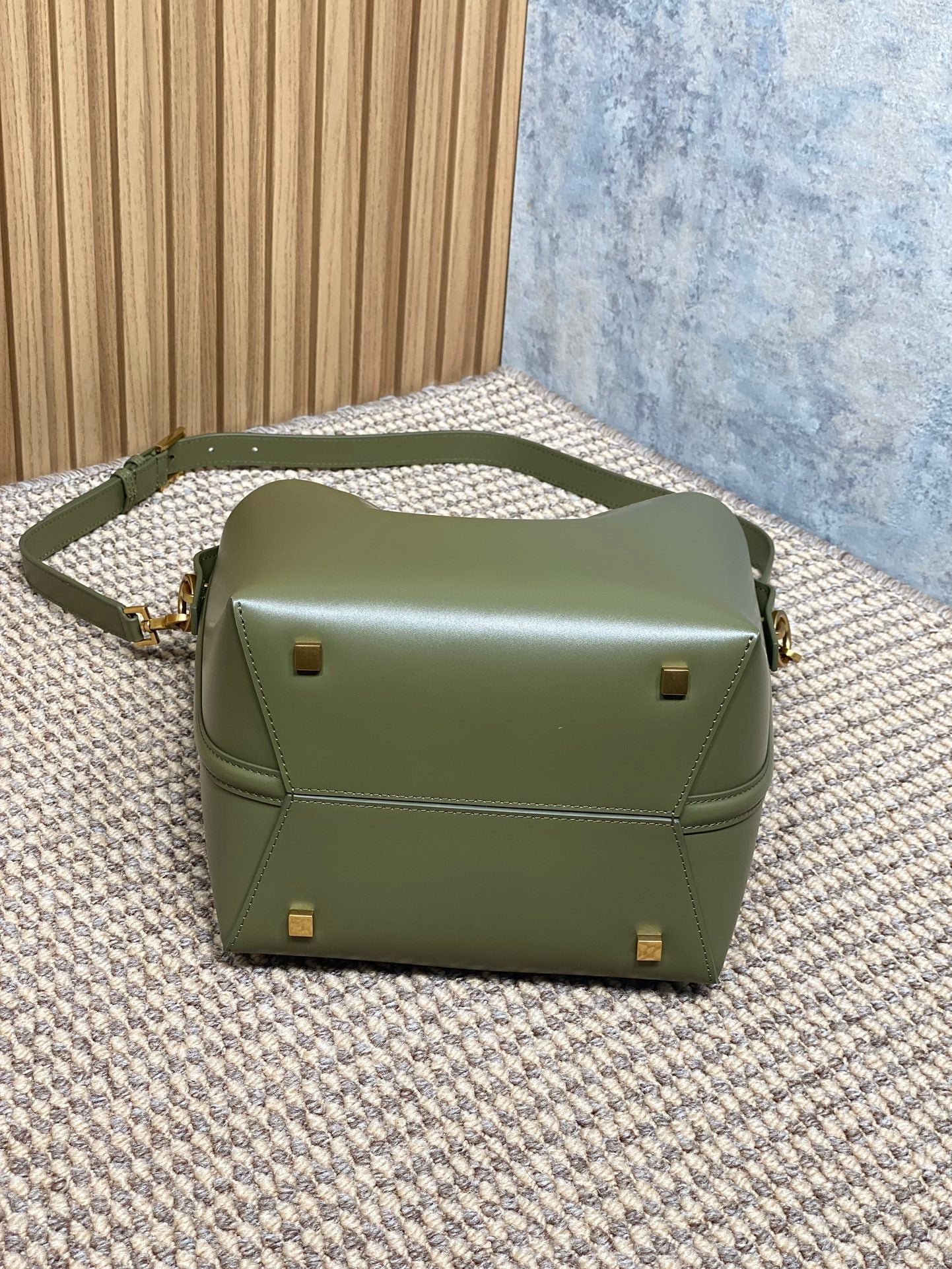 LE 37 MEDIUM BUCKET BAG 25 IN AVOCADO GREEN CALFSKIN GOLD HARDWARE
